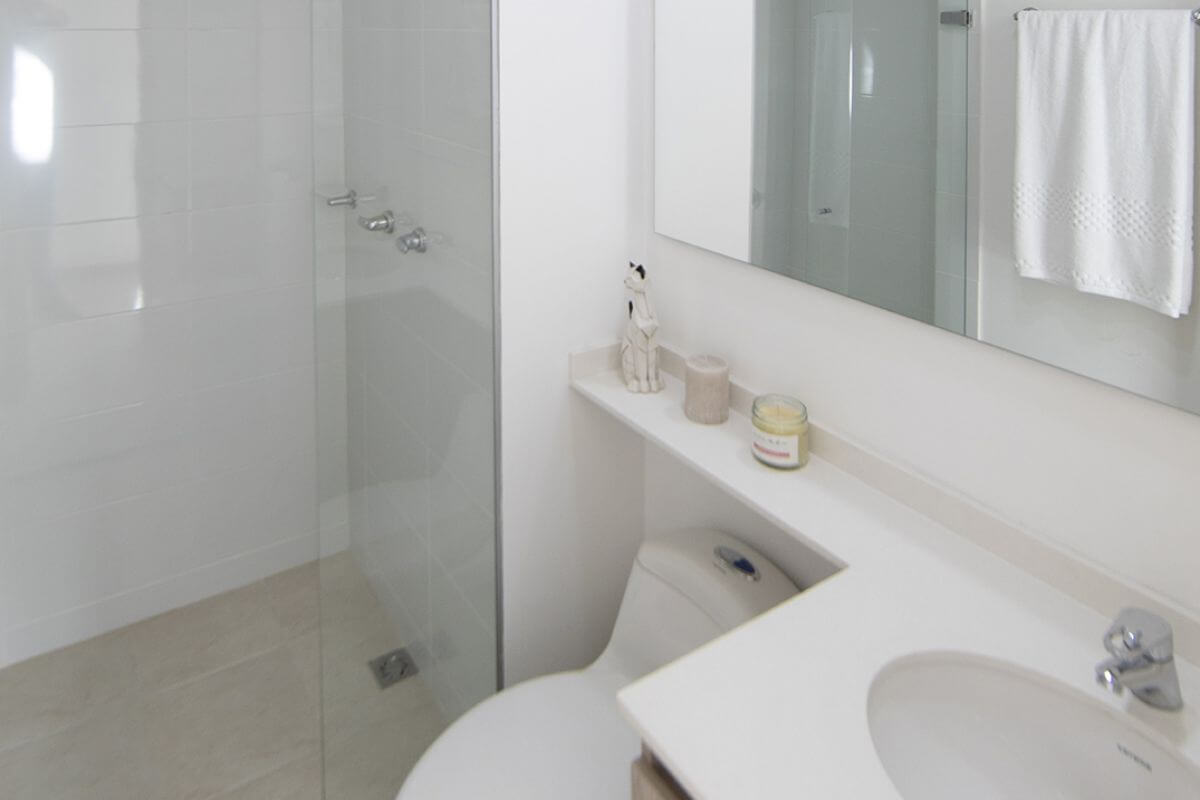 Vista interior baño apartamentos Mandala