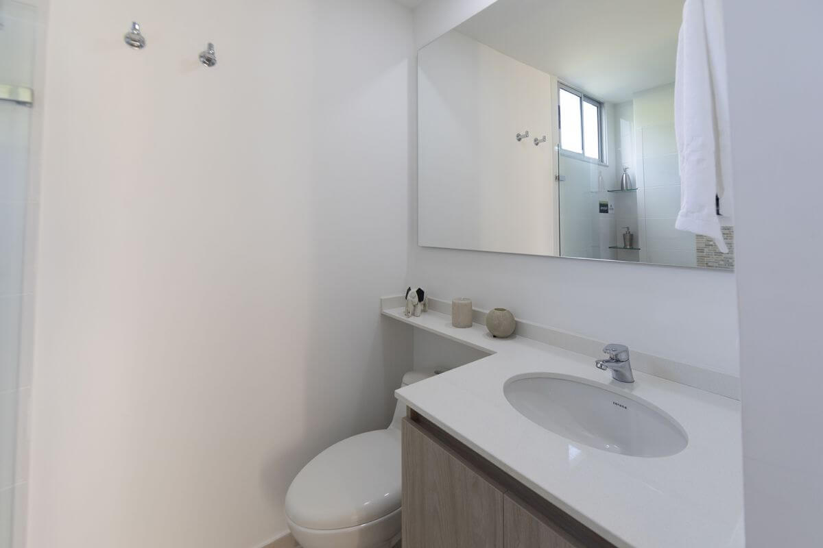 Vista interior baño apartamentos Mandala